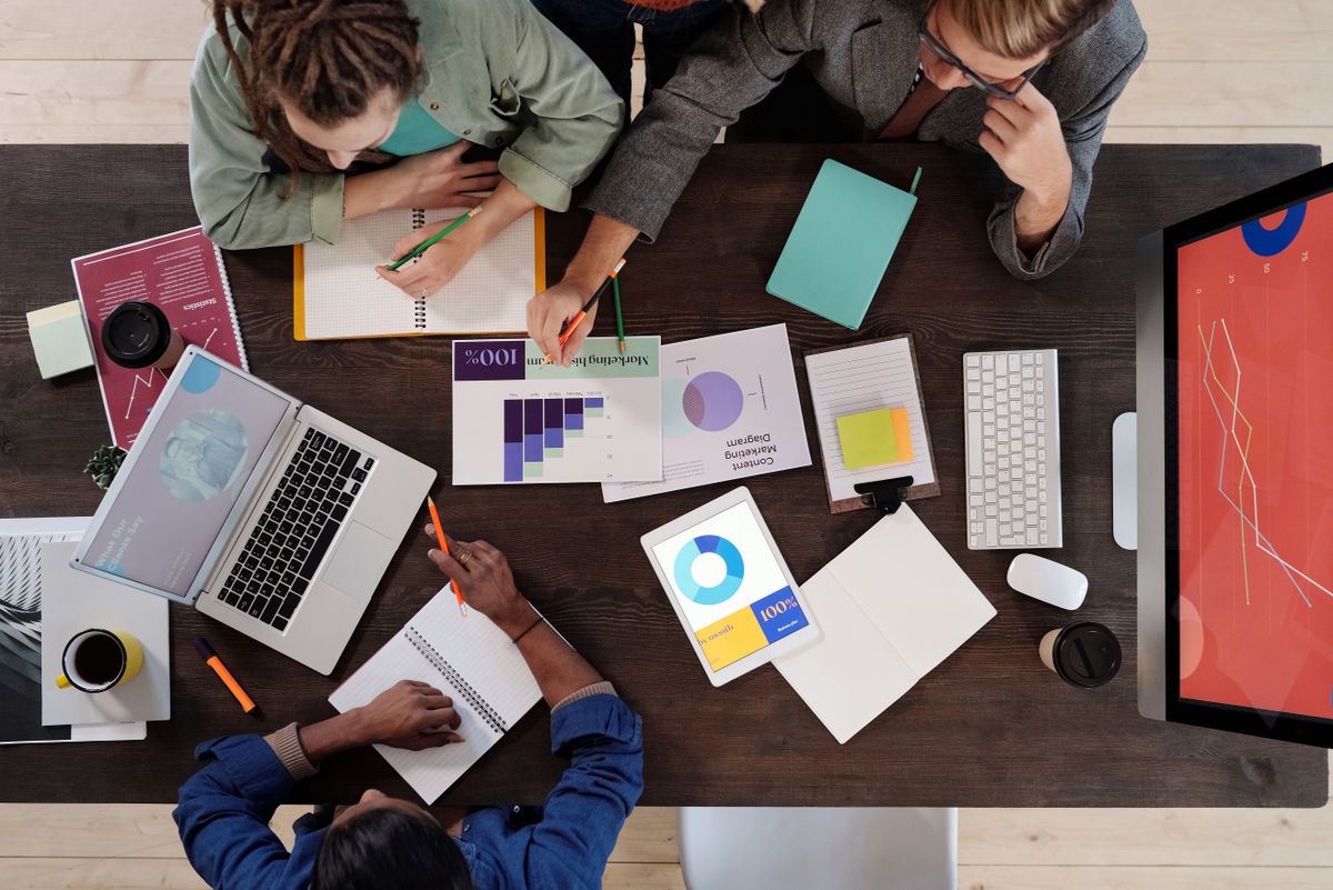 Team im Austausch während eines Projekt-Meetings